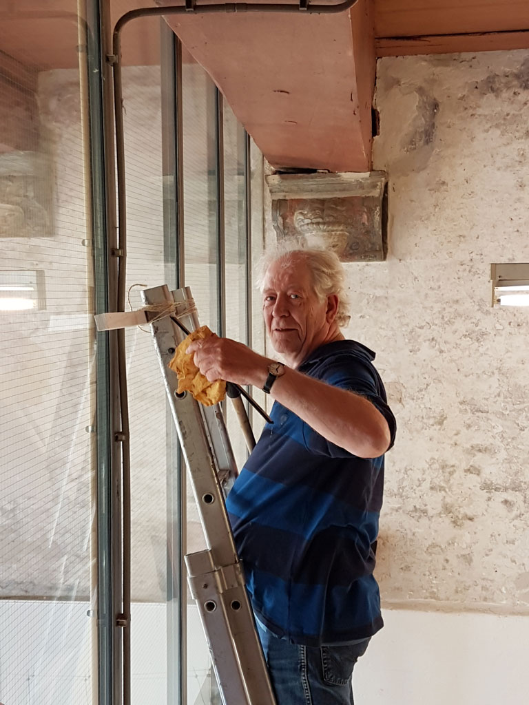 Mens met twee rechterhanden